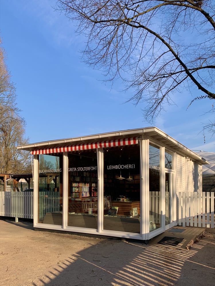 Nach der Komplett-Sanierung kann sich die kleine Bücherstube Stolterfoth am Hamburger Rothenbaum – ein Entwurf des renommierten Baumeisters Werner Kallmorgen – wieder sehen lassen. Wiedereröffnung im Architekturjuwel