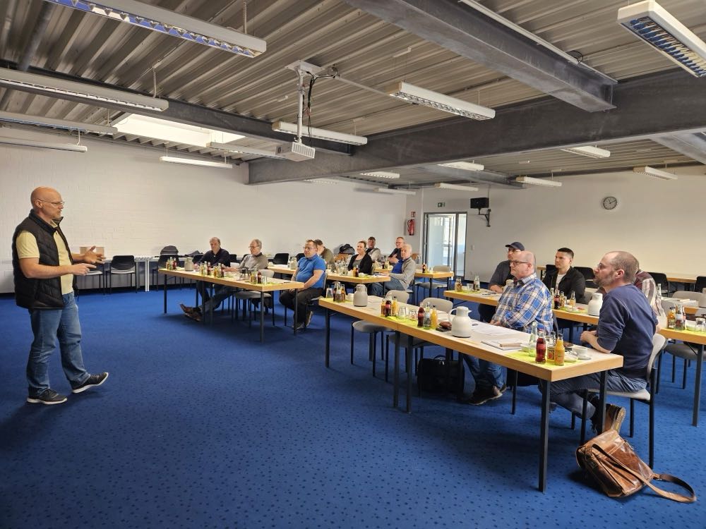  Bundesfachschule Estrich und Belag: Erfolgreicher Estrichleger-Lehrertag in Troisdorf