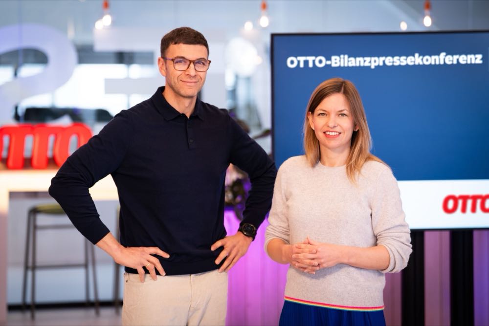Otto-CEO Dr. Boris Ewenstein und Andrea Becker, Bereichsvorständin Finance, HR und Service Otto steigert Plattformumsatz