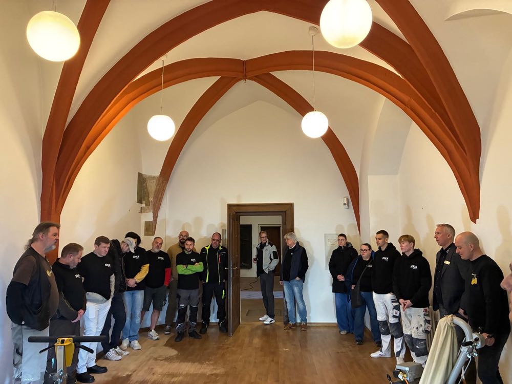 Handwerks-Initiative bringt Parkett in der Thomaskirche zum Strahlen