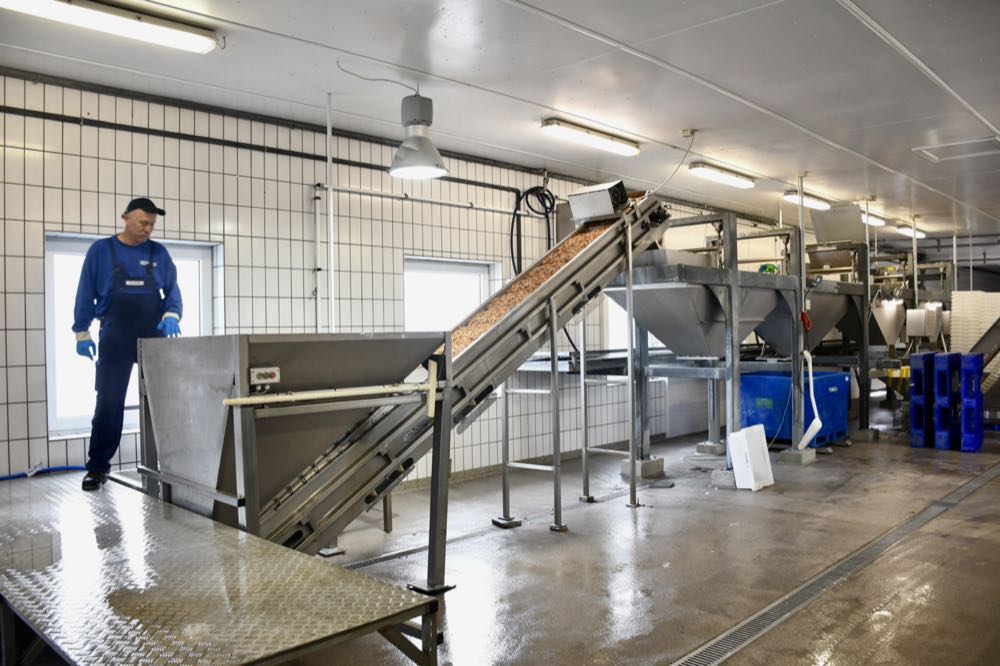 Urk/Cuxhaven: Hightec-Verarbeitungslinie für Krabbenkutter "Cux 1"