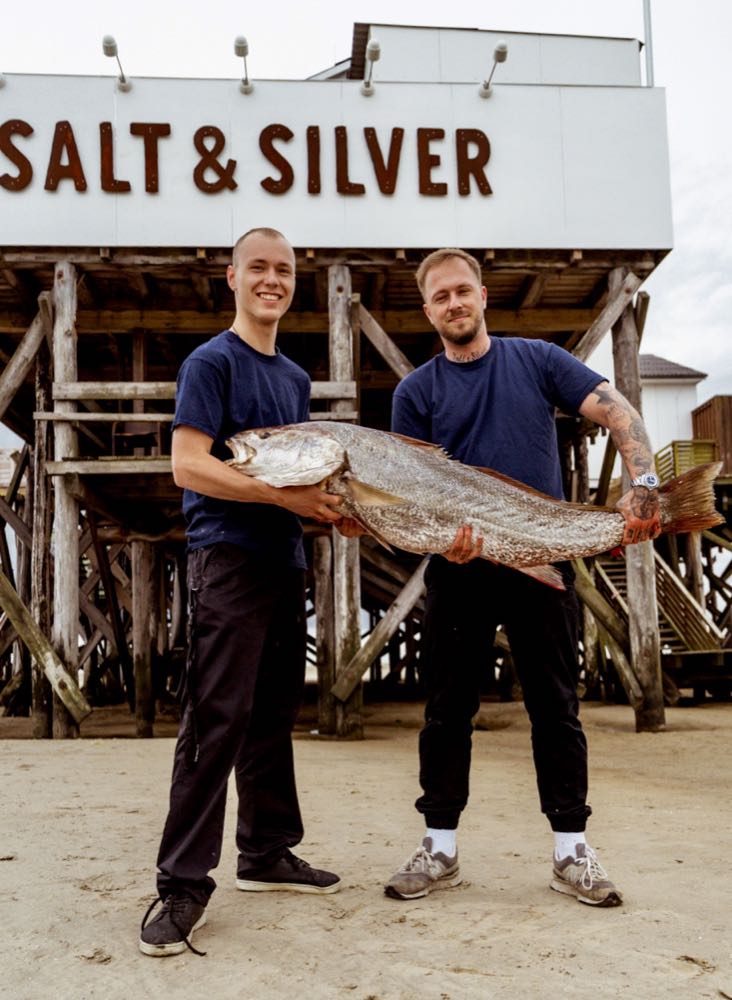 St. Peter-Ording: Salt & Silver jetzt mit Fischauslage und Holzkohlegrill