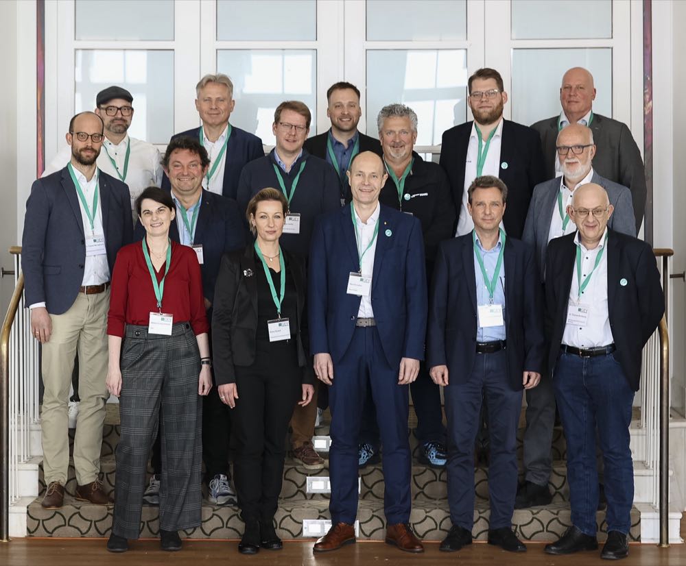 Der Technische Beirat der GEV (hinten von links): Dr. Tobias Benighaus, Dr. Benjamin Pohl, Thierry Bubel, Dr. Johannis Tsalos, Dr. Dennis Heller, Dr. Antti Senf, Arnd Richarz, Dr. Jan-Niklas Keil, Dr. Edgar Draber, Dr. Frank Gahlmann sowie (vorne von links): Natascha Zapolowski, Anna Thomé, Bernd Lesker, Dr. Maximilian Rüllmann und Dr. Thomas Brokamp. Emicode-Siegel: Ein expandierendes Erfolgsmodell