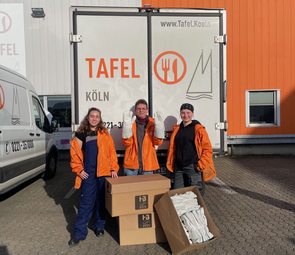 HB spendet Schutzkleidung an die Tafel