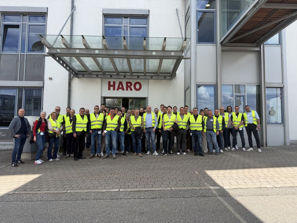 Landesinnung Baden-Württemberg: 45 Interessierte erleben Parkettproduktion live