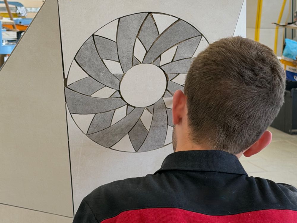  Fliesenleger Niko Schleicher fährt zur Berufe-WM 2026