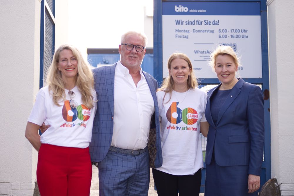 Franziska Giffey (ganz rechts) würdigte das Engagement von Bito fürs Handwerk und die Wirtschaft in der Region. Susan Wernicke, Joachim und Kristina Spitzley freuen sich. 60 Jahre: Bito feiert Jubiläum