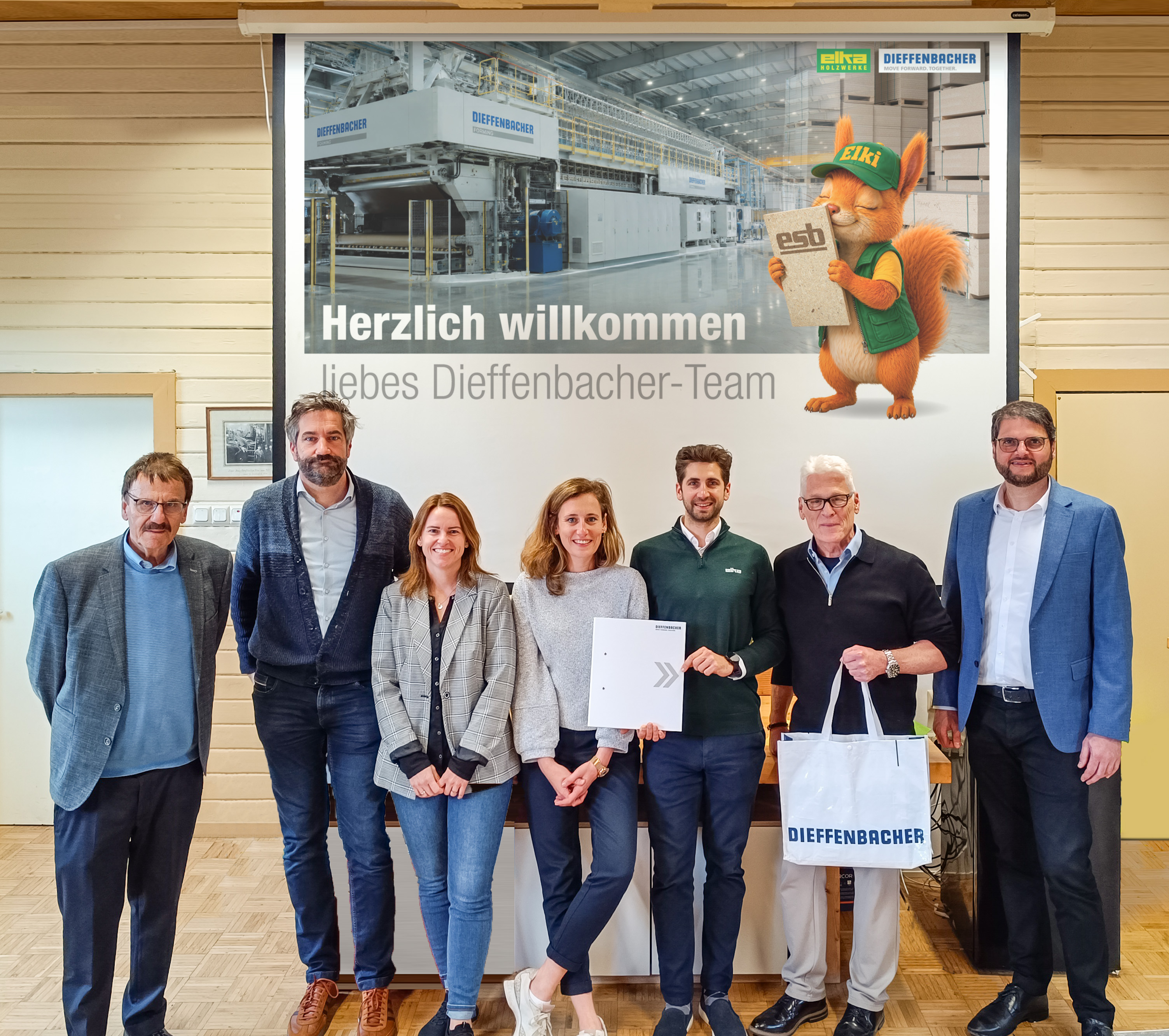 In Morbach besiegelten im Mai Karl-Robert Kuntz (Geschäftsführer, Elka), Tobias Schmucker (Technischer Geschäftsführer, Elka), Carina Reimold (Projektleiterin, Dieffenbacher), Larissa Kuntz (Geschäftsführerin, Elka), Dr. Alexej Simeth (Operations and Planning Engineer, Elka), Martin Griesdorn (Key Account Manager, Dieffenbacher) und Stefan Zipf (CTO, Dieffenbacher) den Start der neuen Produktionslinie Elka modernisiert Spanplattenwerk mit Dieffenbacher-Technologie