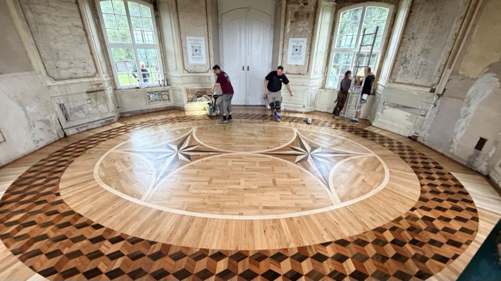 Parkettleger on Tour: Ovaler Boden bereichert nun Schlosspavillon