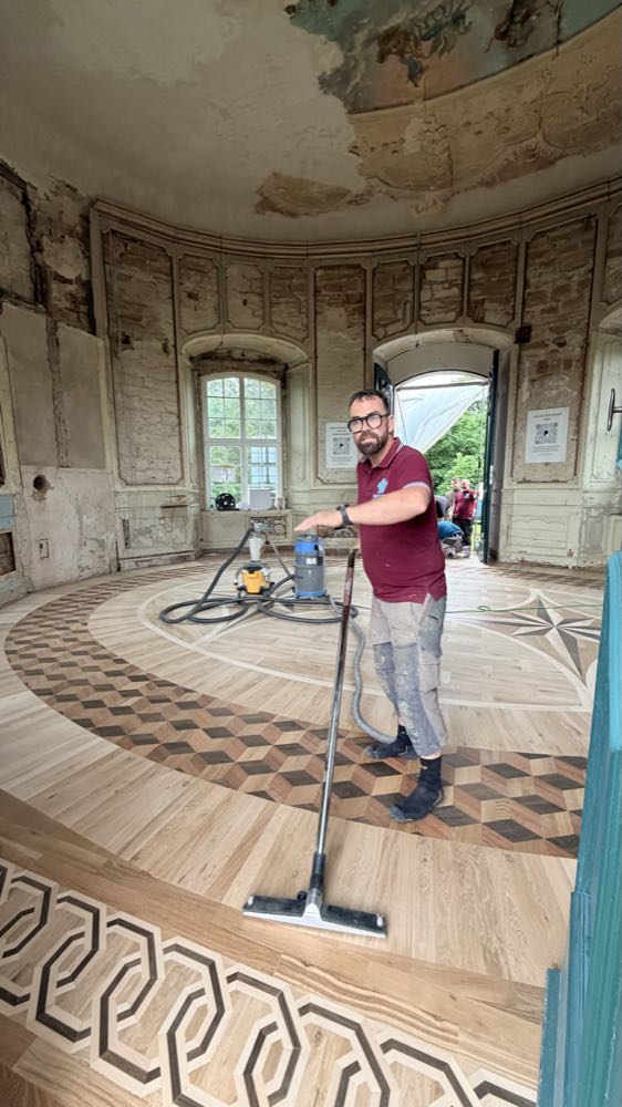  Parkettleger on Tour: Ovaler Boden bereichert nun Schlosspavillon