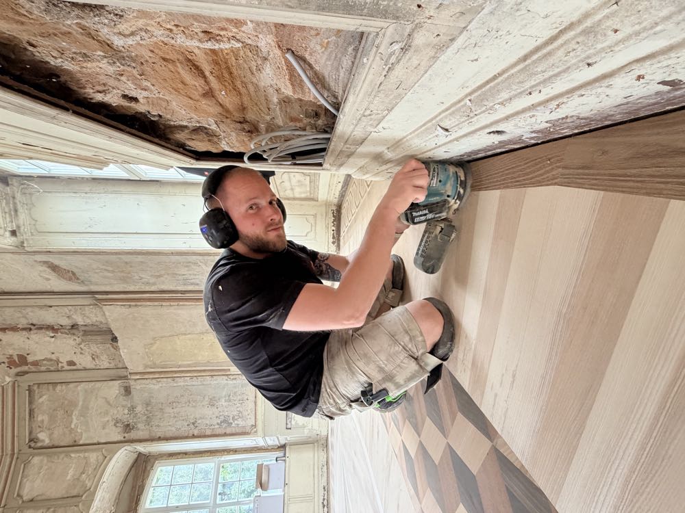  Parkettleger on Tour: Ovaler Boden bereichert nun Schlosspavillon