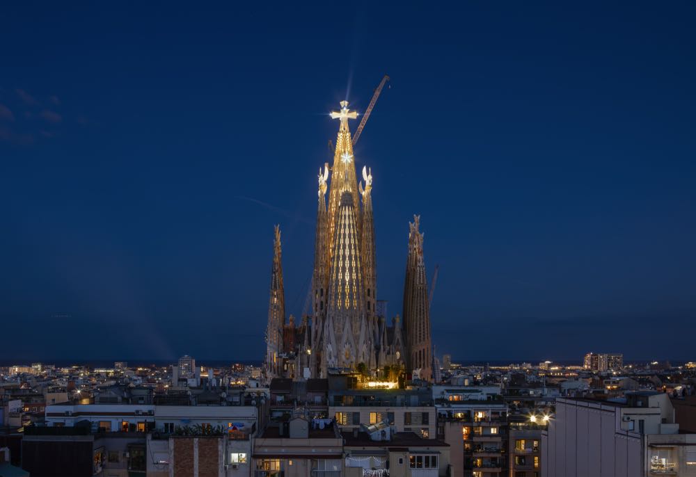 Antoni Gaudís visionäres Meisterwerk wird nun spektakulär beleuchtet. Am Lichtkonzept haben die Lichtplaner von Licht Kunst Licht (LKL) entscheidend mitgewirkt. Leuchtende Krone für die ikonische Architektur