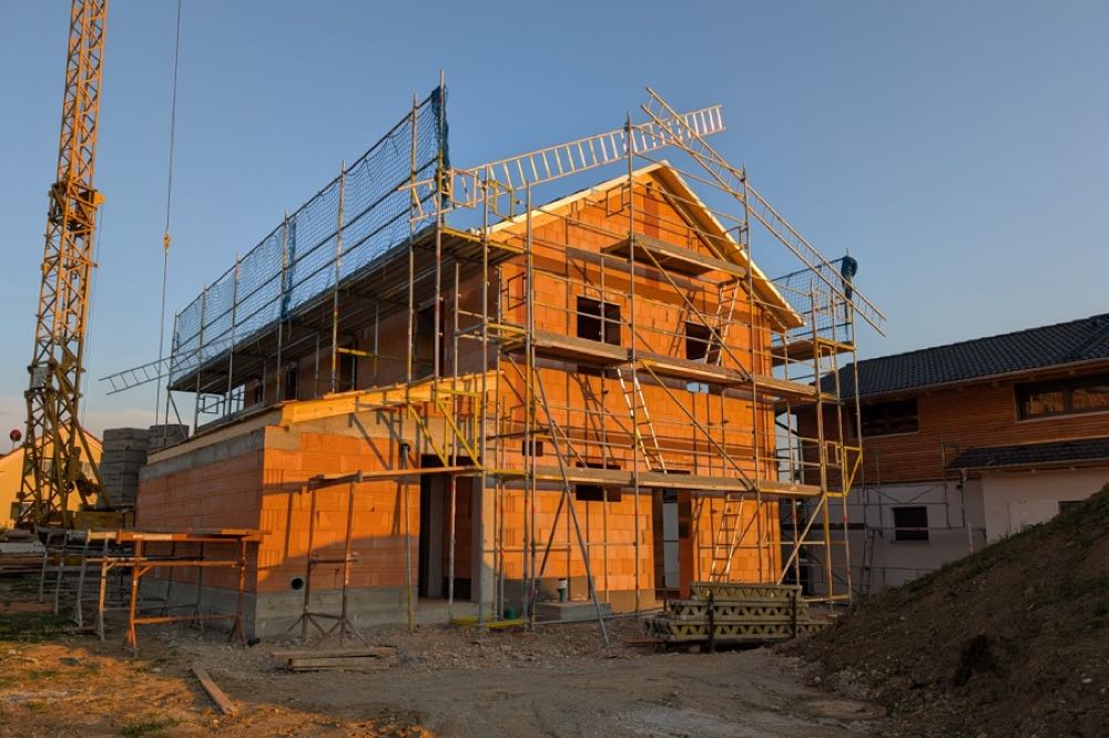 Der Aufwärtstrend bei den Baugenehmigungen in Deutschland hält nun schon seit mehr als einem Jahr an. Wohnbau: Genehmigungen auch im April 2026 angestiegen