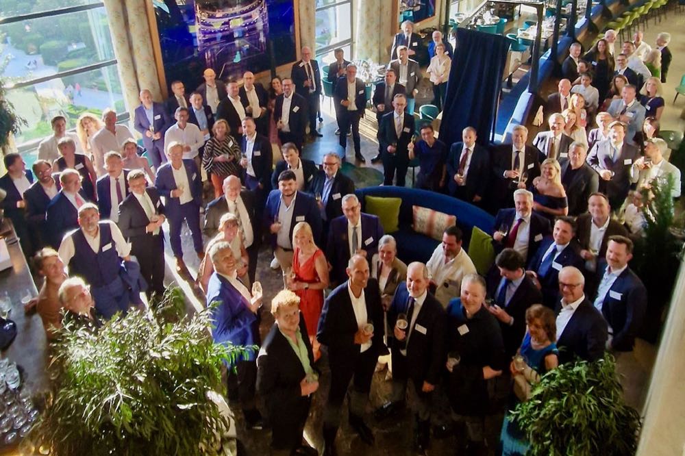 Mehr als 90 Mitglieder aus ganz Europa nahmen am 12. Juni in Madrid an der 70. Generalversammlung und dem 50. Parkettkongress des Verbands der Europäischen Parkettindustrie teil. 70 Jahre FEP: Gipfeltreffen der europäischen Parkettbranche in Madrid