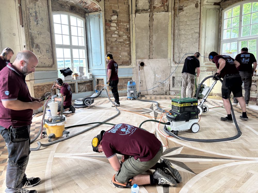 Parkettleger on Tour 2026: Ovaler Musterboden für den Schlosspavillon