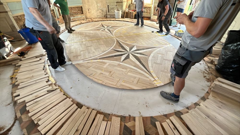 Parkettleger on Tour 2026: Ovaler Musterboden für den Schlosspavillon
