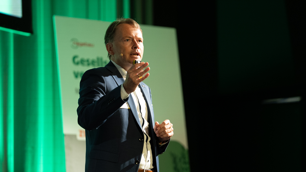 Christian Rabe, Geschäftsführer Fachhandel der Hagebau, zeigte, wie Lieferantenverhandlungen, Eigenmarken, Betriebsberatung, Standortentwicklung und Logistik die Gesellschafter im Tagesgeschäft unterstützen Hagebau-Gesellschafterversammlung 2026: Mehr Service für die Praxis