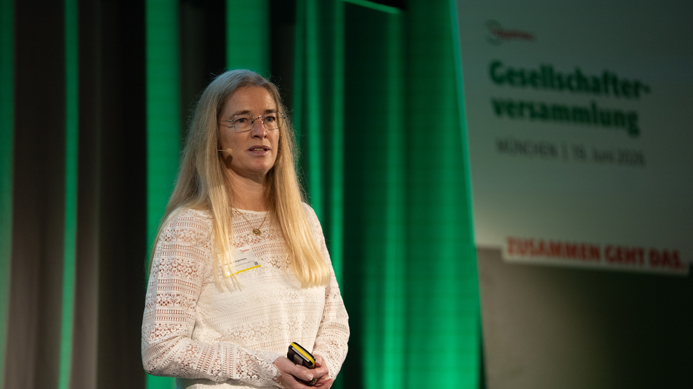 Ines von Jagemann, Geschäftsführerin Digitales, Technologie und HR der Hagebau, zeigte, wo gemeinsame Lösungen Prozesse vereinfachen, Ressourcen bündeln und den Gesellschaftern im Tagesgeschäft nutzen Hagebau-Gesellschafterversammlung 2026: Mehr Service für die Praxis