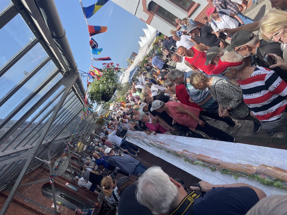 Bremerhaven: 34 Meter Matjesbrötchen zum 34. Geburtstag