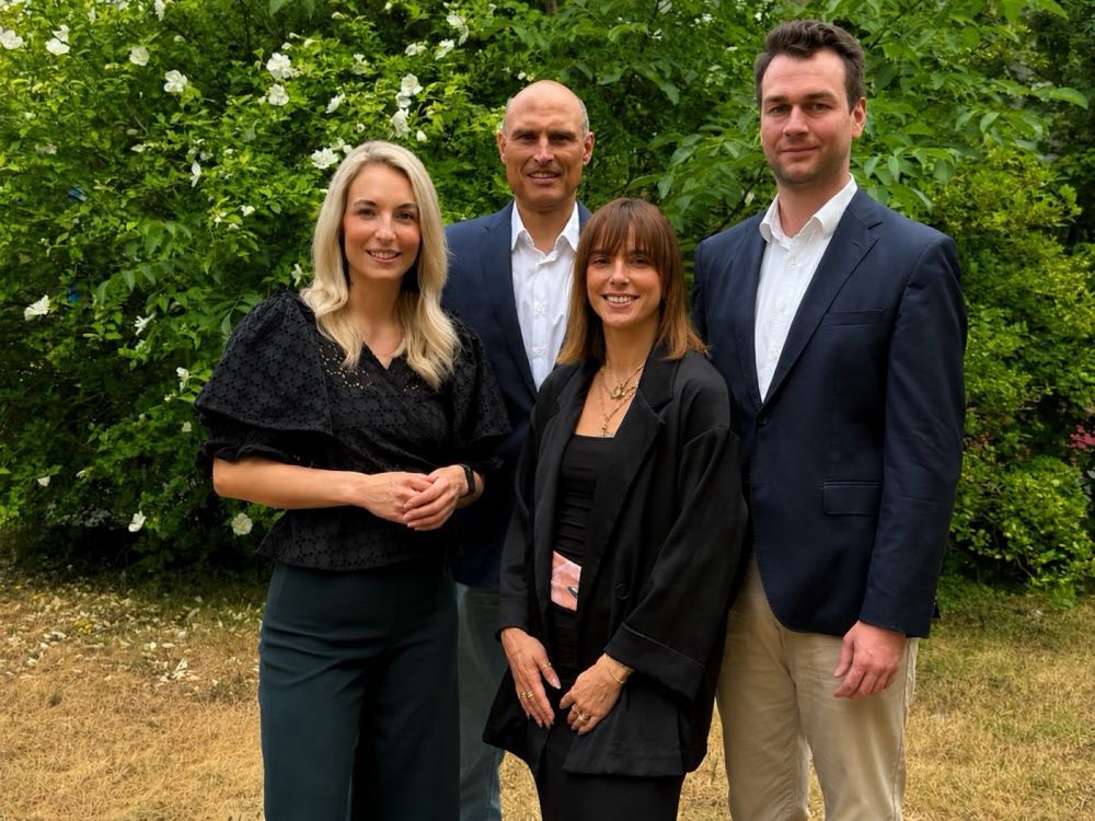 Die HWB-Vorstandsvorsitzende Nina Stoll (2.v.r.) mit dem designierten Hauptgeschäftsführer Steffen Kahnt (2.v.l.) und den erfahrenen HWB-Mitarbeitern Franziska Köster und Jean Lucas Dürand. Nina Stoll übernimmt Vorsitz des HWB
