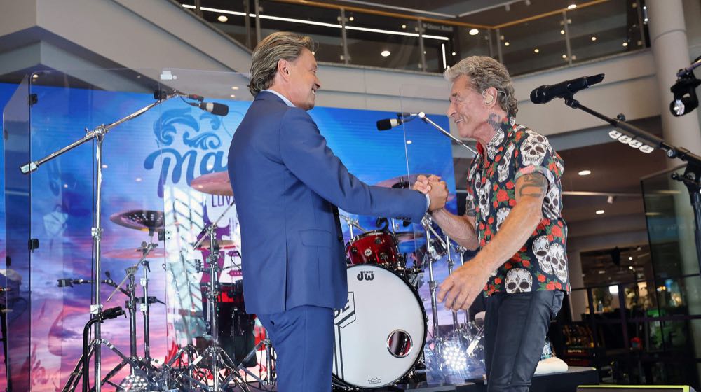 Peter Maffay (r.) mit Helmuth Götz, Mitglied der Geschäftsführung bei XXXLutz XXXLutz: Charity-Event für Kinder