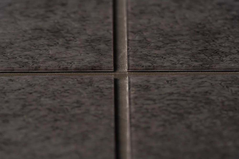  NOX produziert als erster US-Hersteller den LVT-Belag i4F CeraGrout Flex