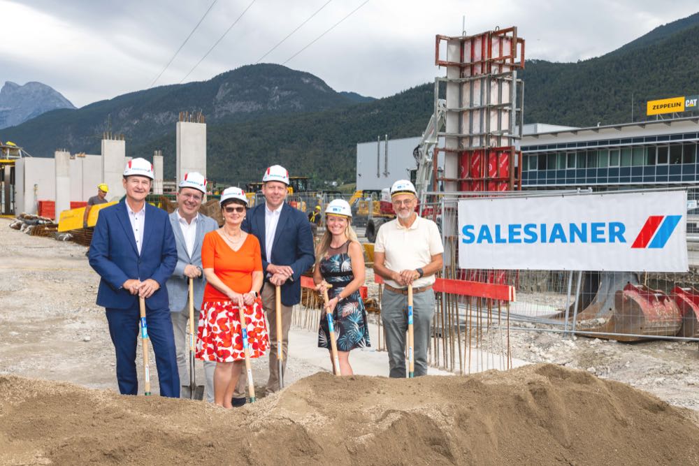 Freuen sich über den Spatenstich zum neuen Standort (v. l.): Johann Kandelsdorfer (Chief Financial Officer), Victor Ioane (Chief Executive Officer), Romana Steinböck (Chief Customer Officer), Norbert Max Haiden (Geschäftsführer STP Immobilien Errichtungs- und Vermietungs GmbH), Anja Kleine-Schulte (Betriebsleiterin Standort Inzing) und Peter Eppensteiner (Regionalbetriebsleiter Region Mitte). Salesianer baut in Inzing