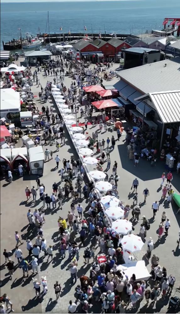 Sylt: Gosch verkauft 50 Meter langes „Fischbrötchen“ für guten Zweck