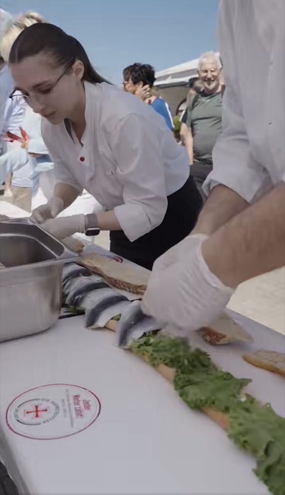 Sylt: Gosch verkauft 50 Meter langes „Fischbrötchen“ für guten Zweck