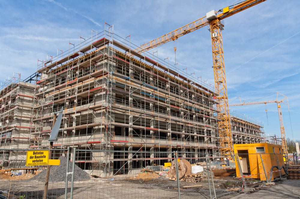Mit 67.000 Wohnungen entfallen zwei Drittel der Genehmigungen im Neubau auf Mehrfamilienhäuser. Wohnungsbau: Zweistellige Steigerungsraten bei den Genehmigungen