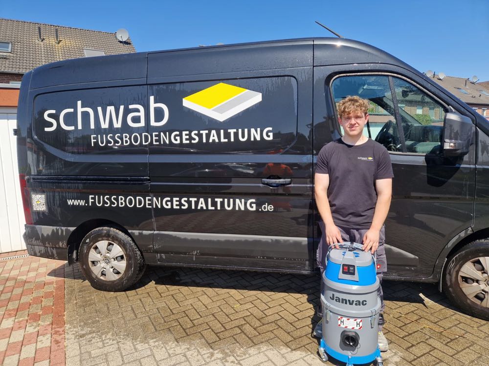  Janser übergibt Hauptpreis des jüngsten Fuxx-Gewinnspiels