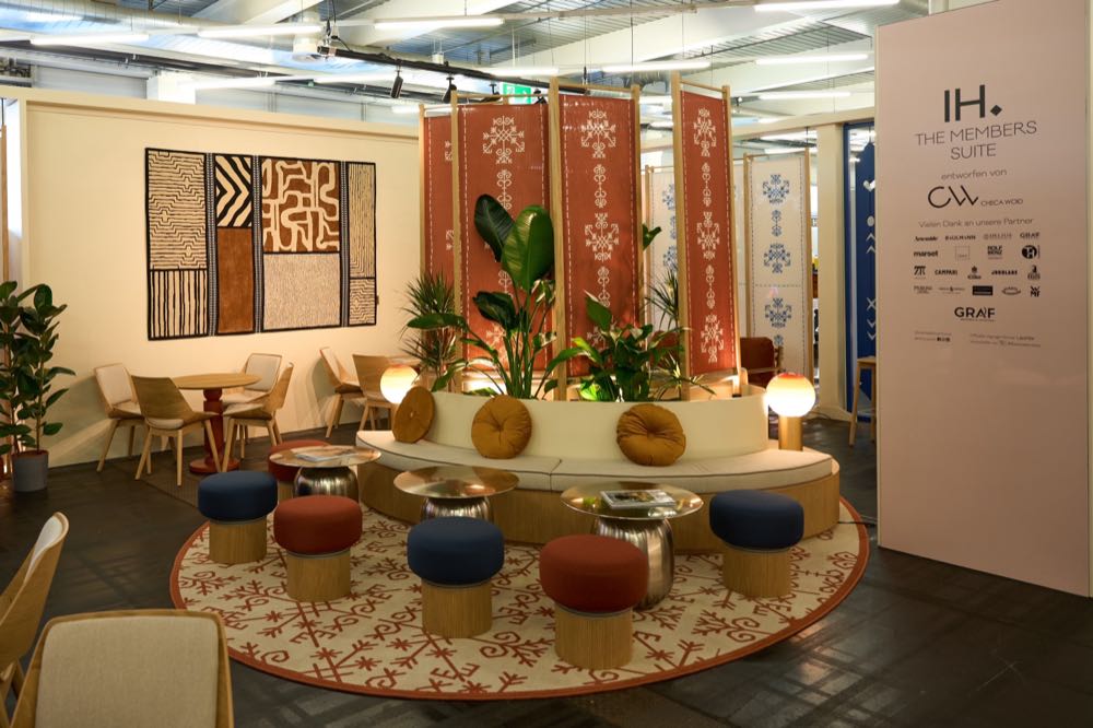 Gestaltet wie eine Hotel-Lobby: Die „Members Suite“ der IHM in München. Design, Wellbeeing und Zukunftstechnologien