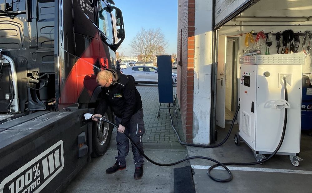 Brüssel & Maass Logistik setzt auf Lkw-E-Mobilität und Personalentwicklung