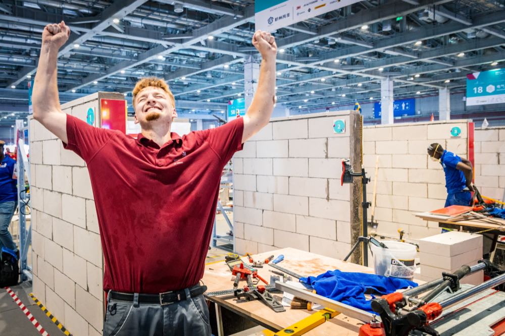  Worldskills 2026: Exzellenzmedaille für Fliesenleger Niko Schleicher