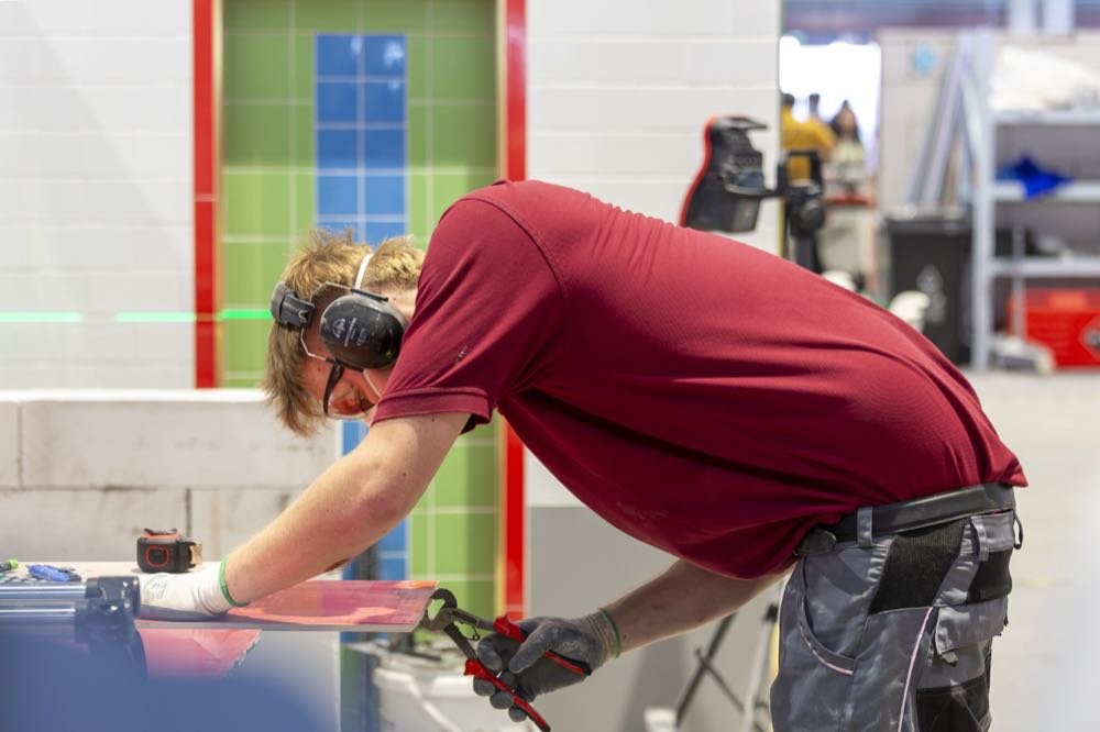  Worldskills 2026: Exzellenzmedaille für Fliesenleger Niko Schleicher