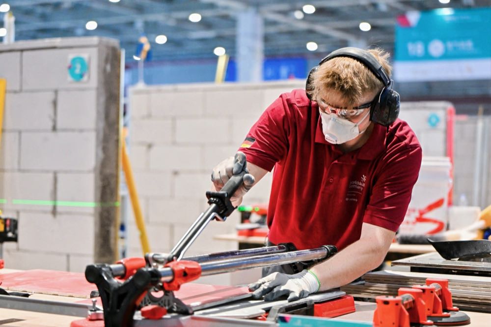  Worldskills 2026: Exzellenzmedaille für Fliesenleger Niko Schleicher