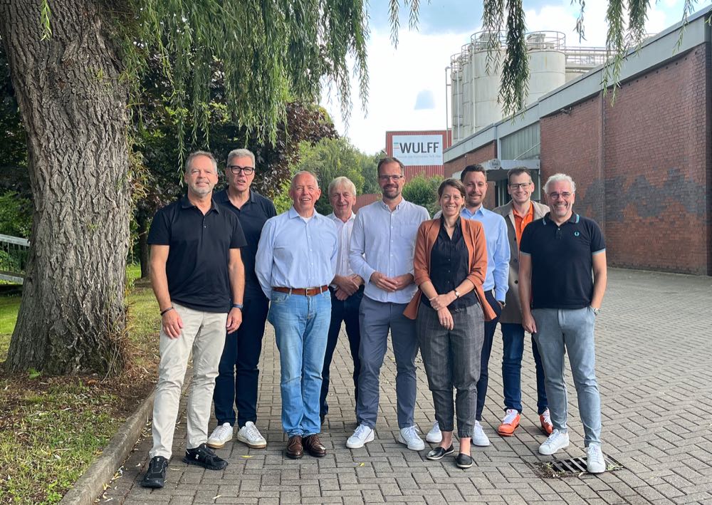 Tauschten sich bei Wulff in Lotte aus (von links): Frank Wittkowski (Uzin), Rüdiger Dicke (Unifloor), Volkmar Halbe (FEB), Uwe Viebrock (wellcomm), Frank Selbeck und Stefanie Jutkeit (beide Gerflor), Moritz Sayer (Janser), Marco Knop (Project Floors) und Gastgeber Jörg Dronia (Wulff). FEB: Arbeitskreis Markt + Wissen befasst sich mit EU-Richtlinie gegen Greenwashing