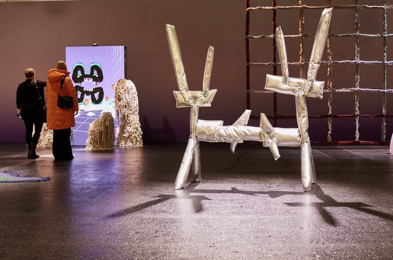 Patricia Urquiolas „Bambi“ aus Ohoskin in der Installation „among-all“ auf der Heimtextil 2026 Patricia Urquiola mit neuen Design-Elementen im Trend Space