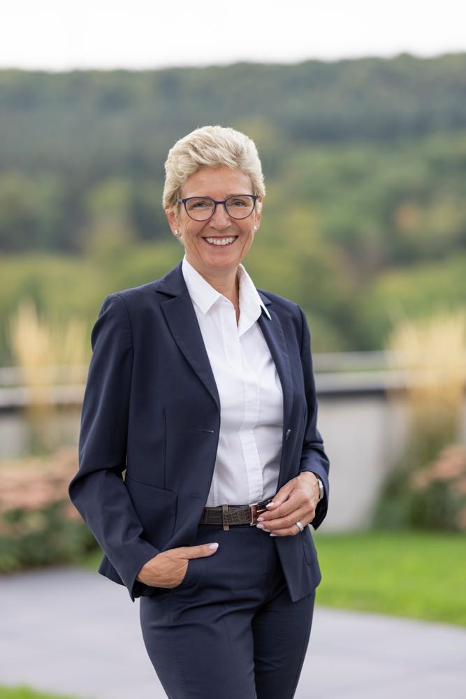 „Unser Blick nach vorn ist vorsichtig optimistisch. Wie sich das Jahr 2026 entwickeln wird, hängt maßgeblich von der weiteren gesamtwirtschaftlichen Lage ab. Wir sind vorbereitet, bleiben aber realistisch in unseren Erwartungen“, so die Vorstandsvorsitzende Angelique Renkhoff-Mücke. Warema Renkhoff: Sonnenschutz leidet unter schwacher Baukonjunktur