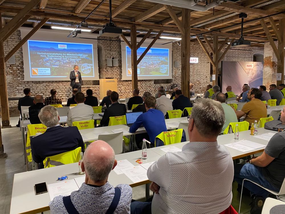 BVPF-Fachgruppe „Holz, Bodenbelag und Sportböden“ zu Gast bei Hamberger Flooring