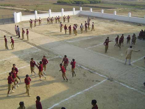 Die Kinder spielen Kabaddi im Hof